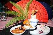 Litchi-Sorbet, Reisbällchen mit Sesam und Erdnuss gefüllt, gebackene Banane und eingelegten Longan-Früchte (Foto: MartiN Schmitz)